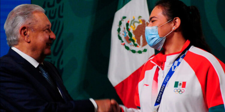 López Obrador resalta labor de atleta mexicana y niños en competencia de matemáticas