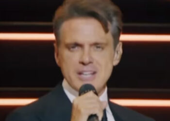 ¡Lo imposible! Fanática logra besar a Luis Miguel en concierto de Argentina