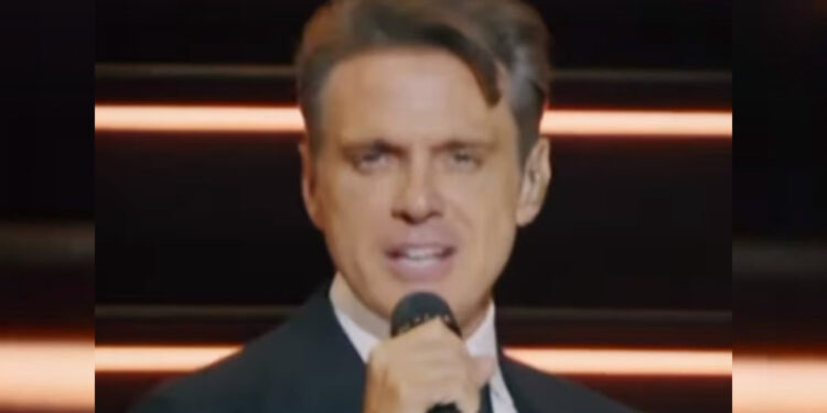 ¡Lo imposible! Fanática logra besar a Luis Miguel en concierto de Argentina