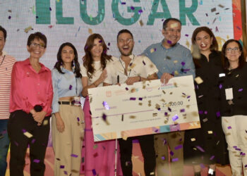 Premia Toño Astiazarán a ganadores de Desafío Incluyente