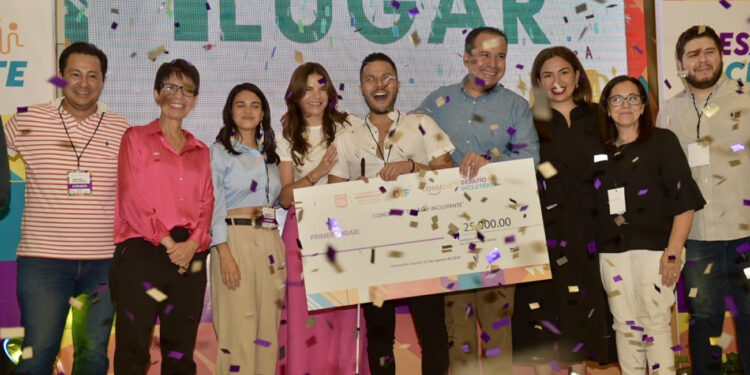 Premia Toño Astiazarán a ganadores de Desafío Incluyente