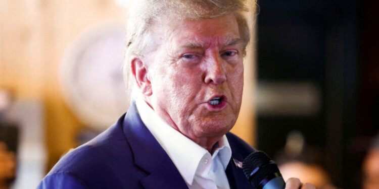 Se entregan dos coacusados de Trump a las autoridades en Georgia