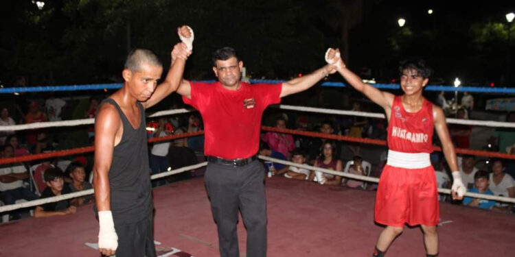 Torridos Combates De Boxeo Amateur Se Llevan A Cabo.