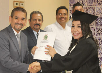 En ceremonia de graduación del Instituto Del Desierto De Santa Ana