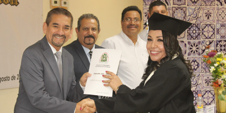 En ceremonia de graduación del Instituto Del Desierto De Santa Ana