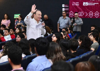 Beneficia gobernador Alfonso Durazo a más de dos mil estudiantes con becas en Caborca y Moctezuma