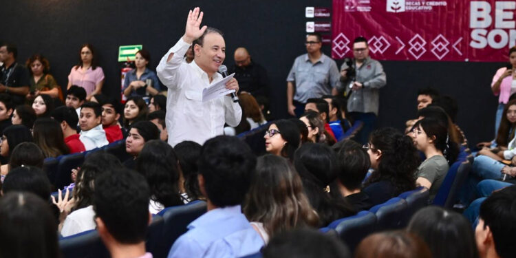 Beneficia gobernador Alfonso Durazo a más de dos mil estudiantes con becas en Caborca y Moctezuma