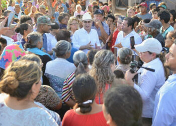 Atiende gobernador Alfonso Durazo zonas afectadas por el paso del huracán Hilary en el sur de Sonora