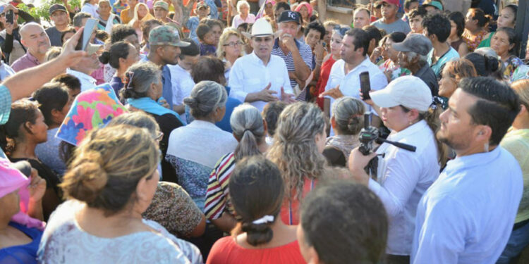 Atiende gobernador Alfonso Durazo zonas afectadas por el paso del huracán Hilary en el sur de Sonora