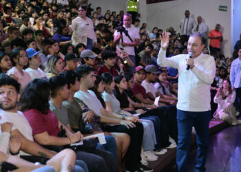 Beneficia gobernador Durazo a habitantes de Guaymas con entrega de becas y banderazo de obras de modernización