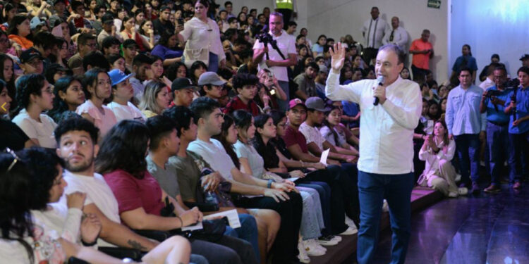 Beneficia gobernador Durazo a habitantes de Guaymas con entrega de becas y banderazo de obras de modernización