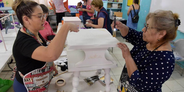 Impulsa Maxi Apoyo el inicio de una barbería familiar