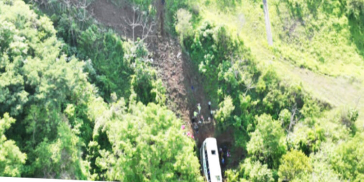 Aumenta a 17 cifra de muertos por caída de autobús a barranco en Nayarit