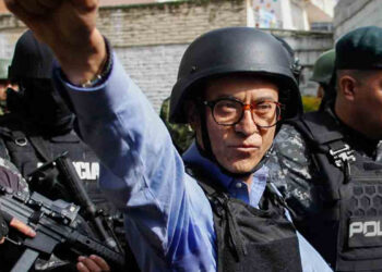 Suplente de Villavicencio vota con casco y chaleco antibalas
