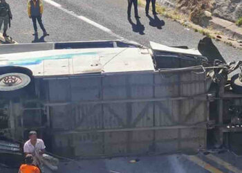 Fiscalía de Oaxaca confirma 16 fallecidos y 36 lesionados tras choque de autobús