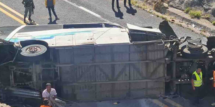Fiscalía de Oaxaca confirma 16 fallecidos y 36 lesionados tras choque de autobús