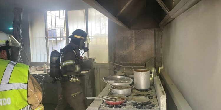 Evacúan a 2 MIL 500 personas por incendio en cocina de Universidad Estatal  Sonora