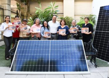Entrega Toño Astiazarán paneles solares a hermosillenses cumplidos que participaron en promoción