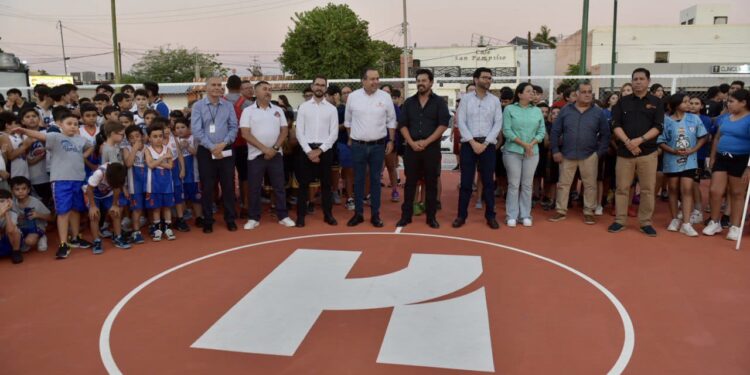 Entrega Toño Astiazarán cancha de basquetbol en Parque 16 de Septiembre