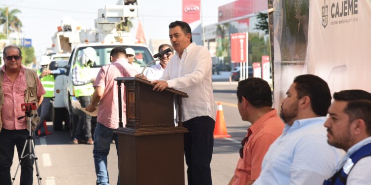 Pone en marcha Lamarque Cano rehabilitación de alumbrado público
