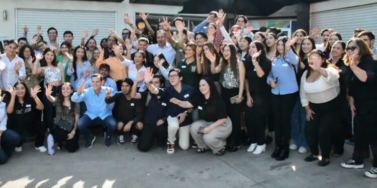 Presentan jóvenes a Toño Astiazarán proyecto de Consejo Estudiantil Universitario