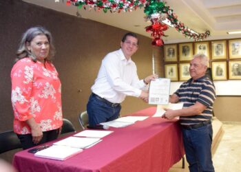 Entrega alcalde de Navojoa, Jorge Alberto Elías Retes, actas corregidas