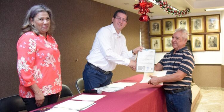Entrega alcalde de Navojoa, Jorge Alberto Elías Retes, actas corregidas