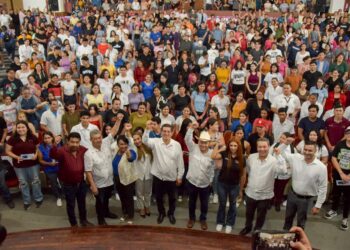 Entregan Gobernador Durazo y  Elías Retes becas para miles de Universitarios
