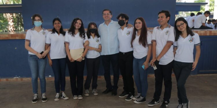 Entregan Instrumentos musicales a banda de guerra del pedagógico
