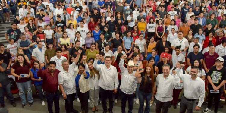 Entregan Gobernador Durazo y  Elías Retes becas para miles de Universitarios