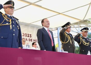 Encabeza gobernador Alfonso Durazo desfile cívico militar por el 213 aniversario de la independencia de México