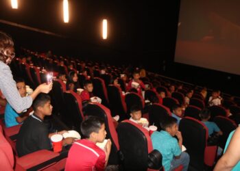 Agradece presidenta de DIF a padres de familia permitir a sus hijos ir al cine