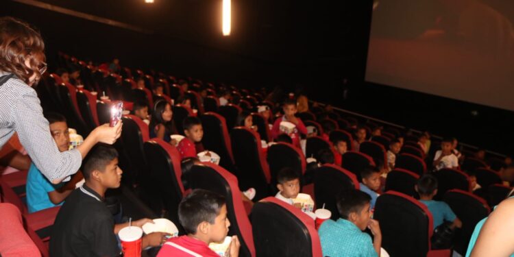 Agradece presidenta de DIF a padres de familia permitir a sus hijos ir al cine