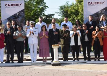 Alcalde Javier Lamarque  Cano encabeza izamiento de bandera y desfile cívico militar