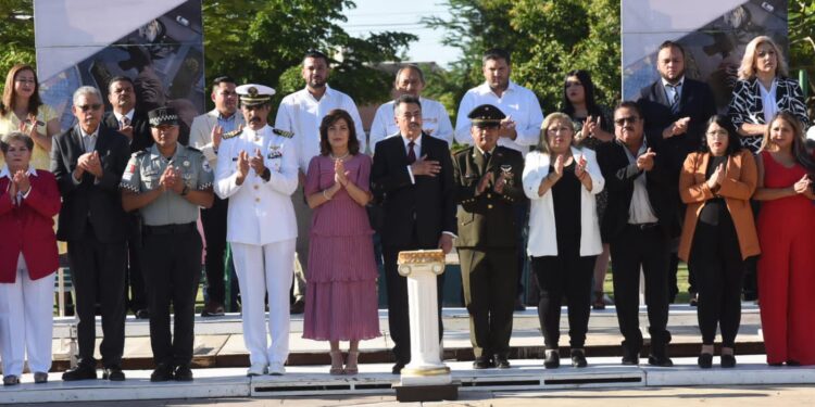 Alcalde Javier Lamarque  Cano encabeza izamiento de bandera y desfile cívico militar