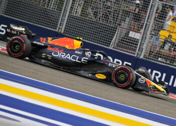 ‘Checo’ Pérez con problemas en práctica 2 en Singapur; Ferrari domina