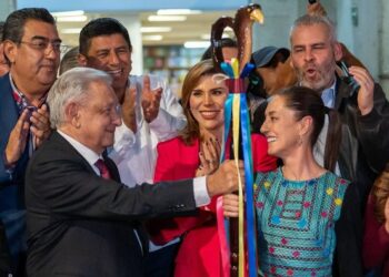 López Obrador entrega el bastón de mando a Claudia Sheinbaum