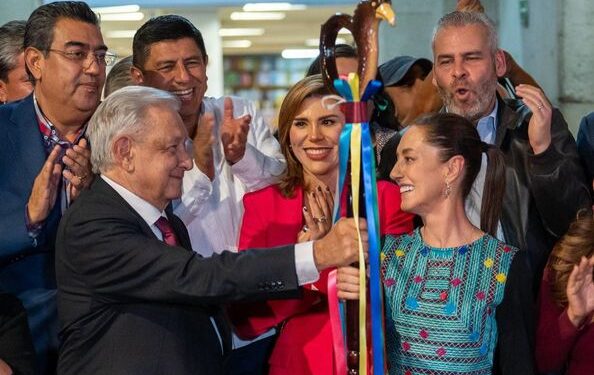 López Obrador entrega el bastón de mando a Claudia Sheinbaum