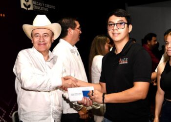 Entrega gobernador Alfonso Durazo programas sociales y educativos en favor de estudiantes y madres de familia en el sur de Sonora