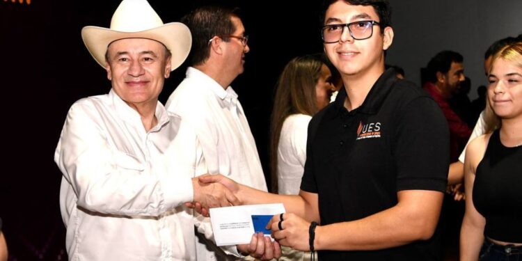 Entrega gobernador Alfonso Durazo programas sociales y educativos en favor de estudiantes y madres de familia en el sur de Sonora
