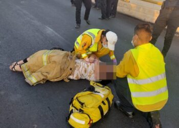 Policías municipales de Navojoa  rescatan a mujer que intentaba arrojarse de un puente