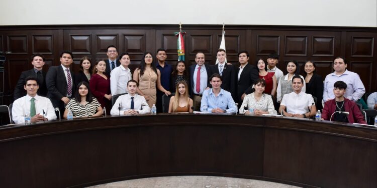 Integra Toño Astiazarán primer Cabildo Juvenil en Hermosillo