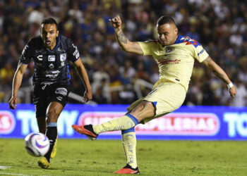América remonta y vuela al liderato en su visita a Querétaro
