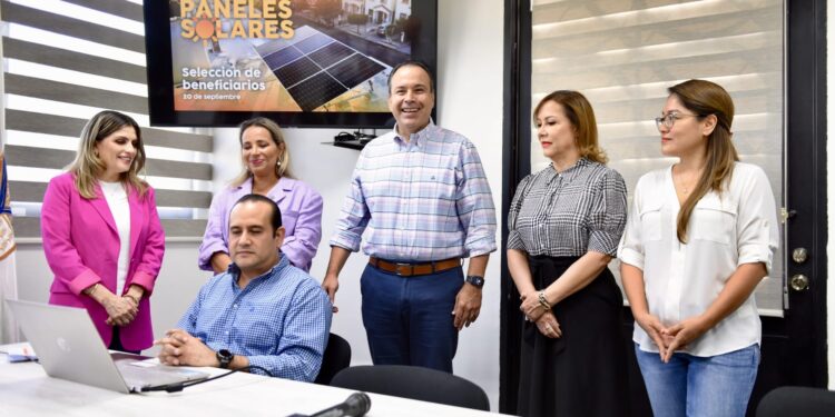 Anuncia Toño Astiazarán hermosillenses cumplidos que recibirán kit de paneles solares