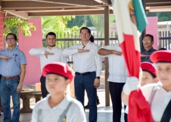 Entrega Elías Retes instrumental para banda de guerra en primaria “angelita c. de valdez”