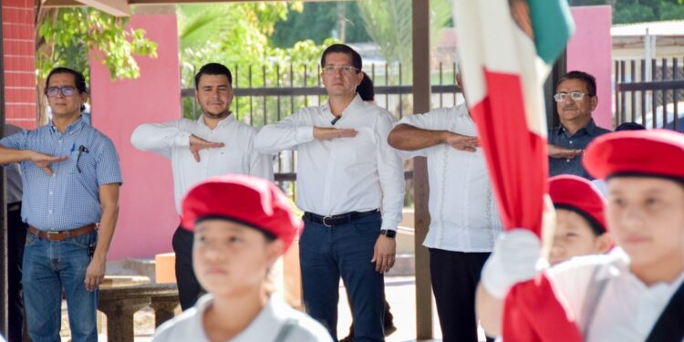 Entrega Elías Retes instrumental para banda de guerra en primaria “angelita c. de valdez”