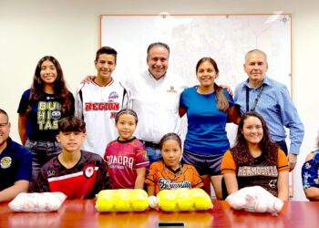 Entrega Toño Astiazarán apoyo económico a deportistas