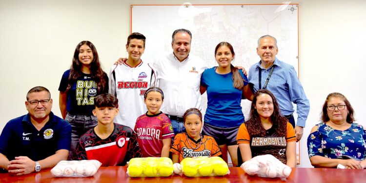 Entrega Toño Astiazarán apoyo económico a deportistas