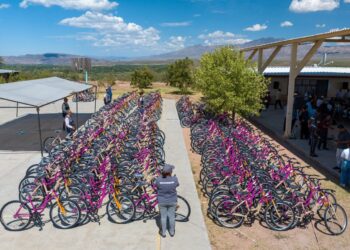 Entrega de bicicletas del programa EnBici, en Telesecundaria 198, en Bavispe