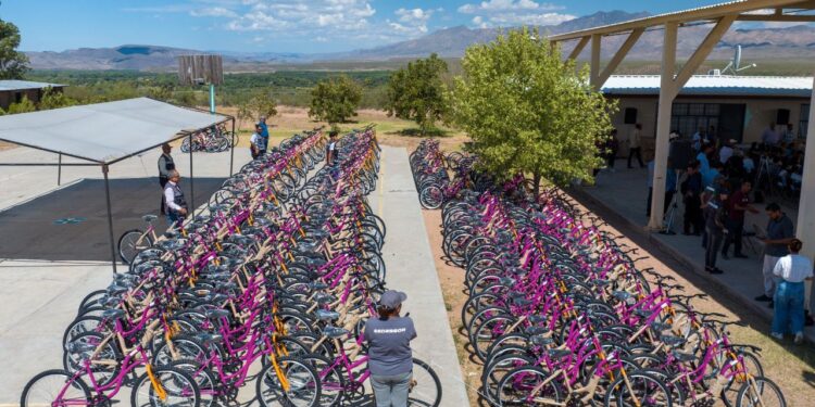 Entrega de bicicletas del programa EnBici, en Telesecundaria 198, en Bavispe